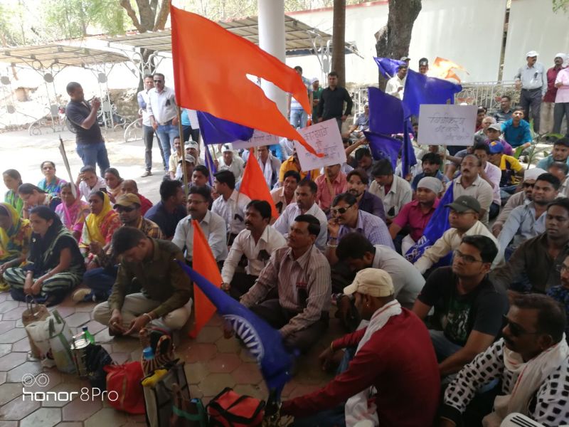 Food Stop movement in the railway factory | रेल्वे कारखान्यात अन्नत्याग आंदोलन