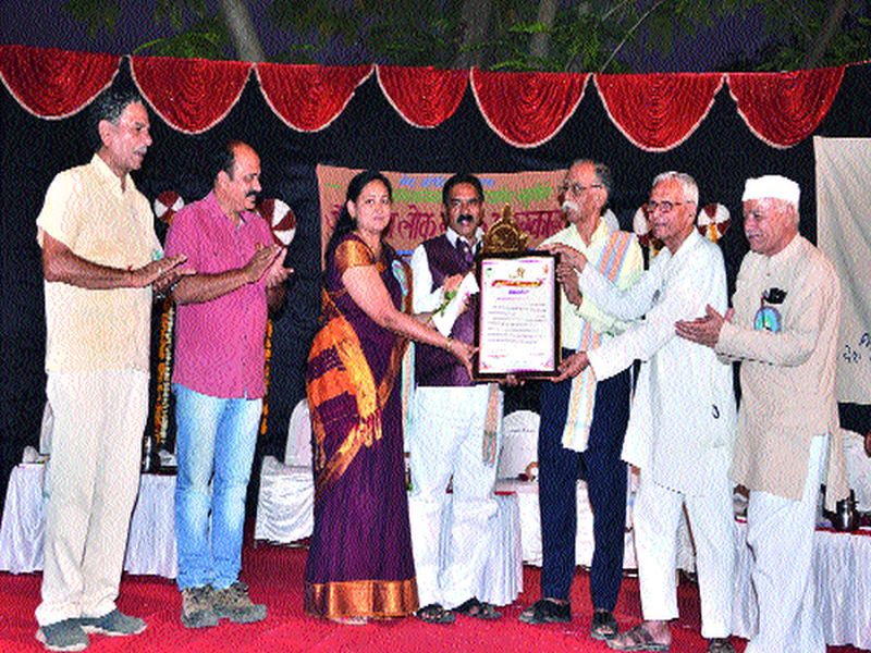 The Jamnaben Lok Sevak Award has been given to Madhukar Shirsath | मधुकर शिरसाठ यांना जमनाबेन लोकसेवक पुरस्कार प्रदान