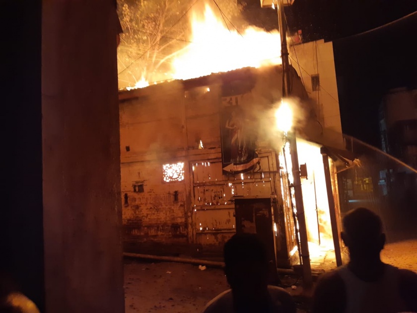  Pimpalgavi fire burned in the temple | पिंपळगावी आगीत मंदीर भस्मसात