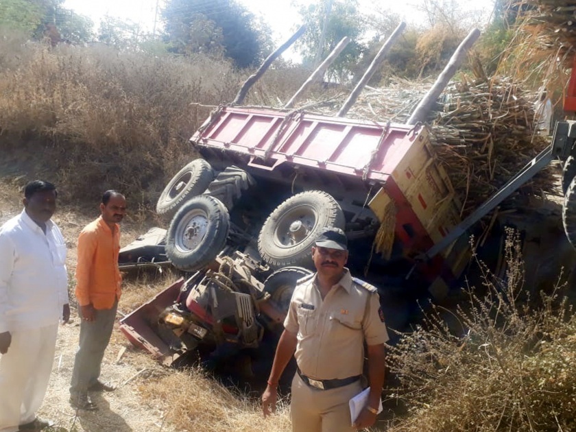Parbhani: One killed due to collapse of tractor from bridge | परभणी: पुलावरून ट्रॅक्टर कोसळल्याने एक ठार