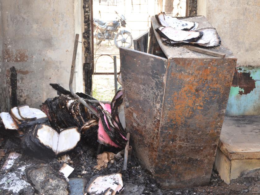 Parbhani: Old records in the blaze in Tehsil area have been burnt | परभणी : तहसील परिसरातील आगीत जुने रेकॉर्ड झाले जळून खाक