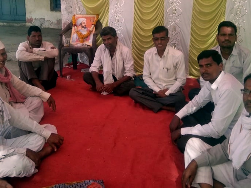Parbhani: Pahandul Gram Panchayat The hunger strike in front of the office | परभणी: पोहंडुळ ग्रा.पं. कार्यालयासमोर ग्रामस्थांचे उपोषण