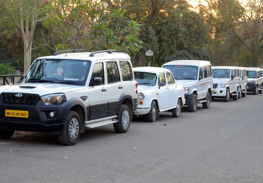 Parbhani: 18 vehicles of the officials deposited in district office | परभणी:पदाधिकाऱ्यांची १८ वाहने जिल्हा कचेरीत जमा