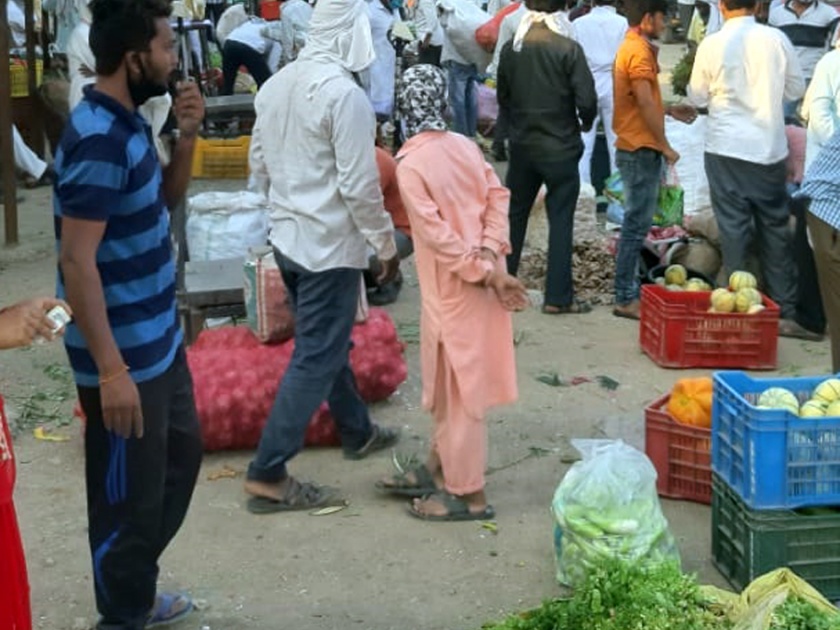 Social Distance fizz at Parbhani Vegetable Market | परभणीत भाजीमार्केटमध्ये सोशल डिस्टन्सचा फज्जा