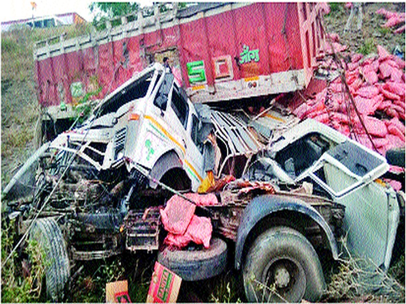 The container in the roadside collapsed, one killed after the pickup collapsed | राहुड घाटात कंटेनर, पिकअप कोसळून एक ठार