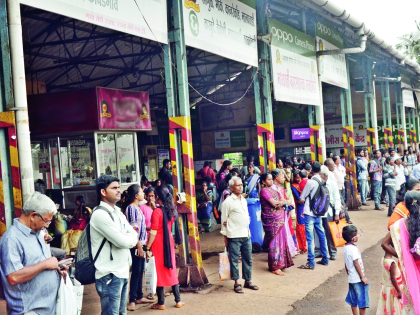 S. T. Closure result: Rs 50 lakhs blow to Ratnagiri division | एस. टी. बंदचा परिणाम : रत्नागिरी विभागाला ५० लाखांचा फटका
