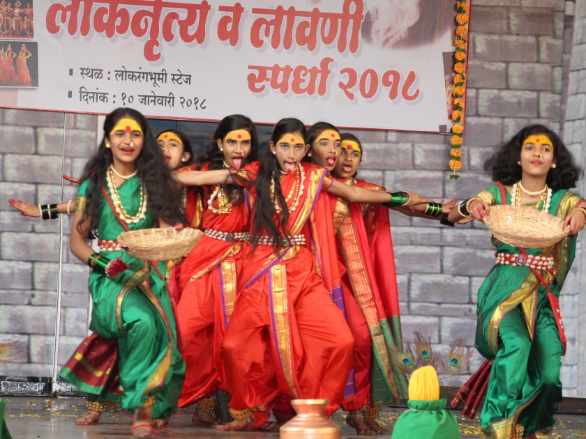 Sangli: In the Santiniketan, the color of lavani filled with colorful rhetoric, and dancer's action won man | सांगली : शांतिनिकेतनमध्ये लावणीने भरला रंग, रसिकांची भरभरून दाद, नृत्यांगणांच्या अदाकारीने मने जिंकली