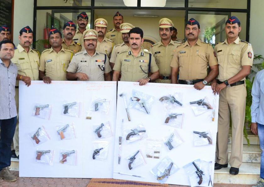 26 pistols seized from arms smugglers | शस्त्र तस्कराकडून २६ पिस्तूल जप्त
