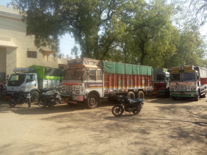 Five vehicles filled with thorny sand caught in the Satana Tehsil team | सटाणा तहसीलच्या पथकाने पकडली चोरट्या वाळूने भरलेली पाच वाहने