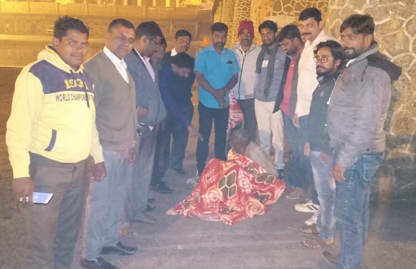 Blanket allocation to homeless people on Gangapur Ghat in Nasik | नाशिकच्या गंगाघाटावरील बेघरांना ब्लँकेट वाटप