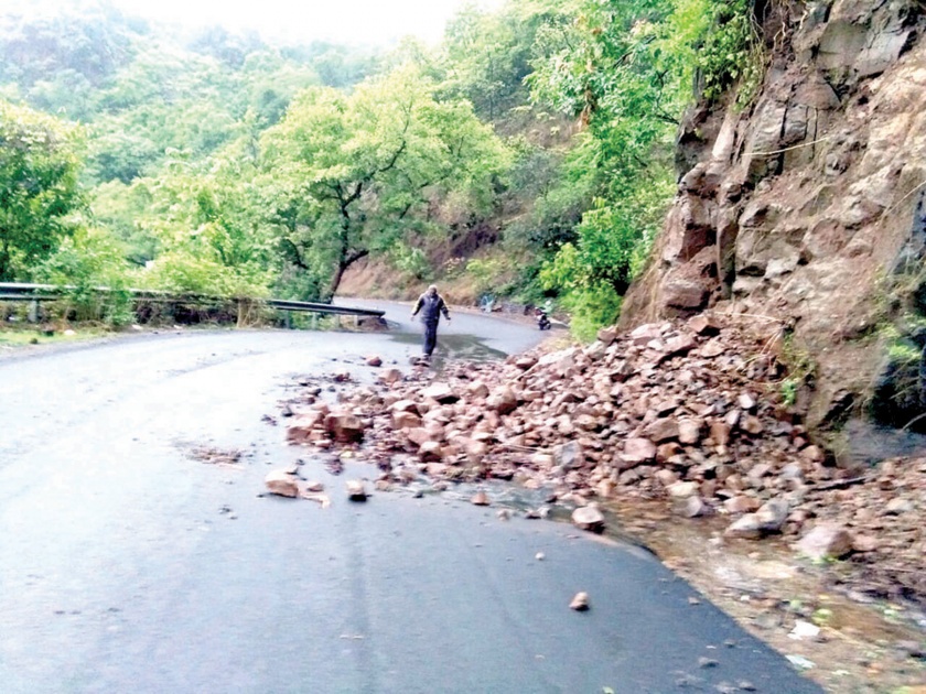 Sindhudurg: In the Karal Ghat, small rifts collapsed, one-and-a-half hour traffic | सिंधुदुुर्ग :  करुळ घाटात छोटी दरड कोसळली, दीड तास एकेरी वाहतूक