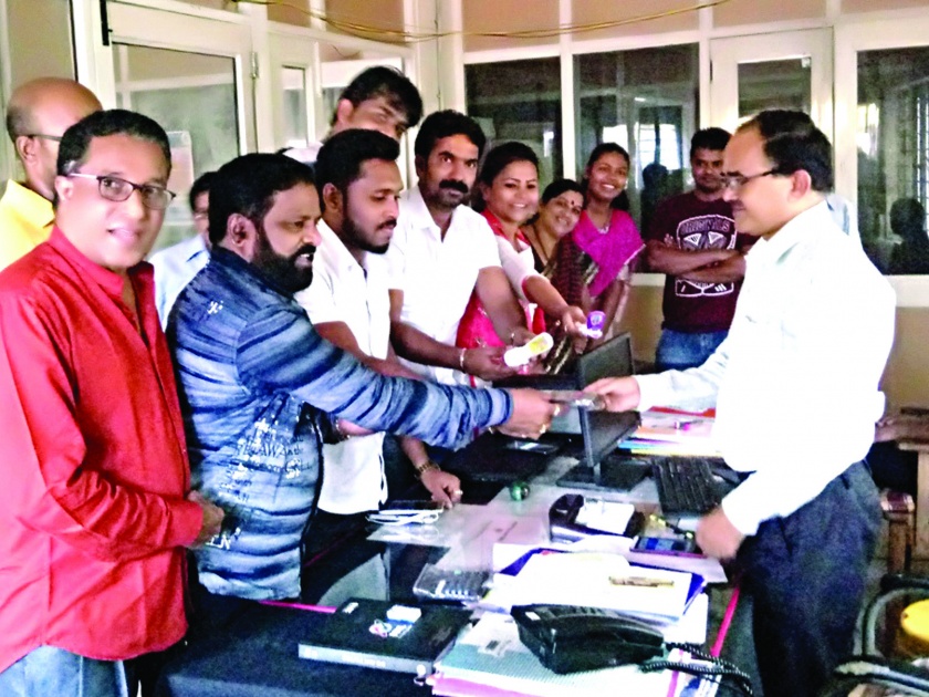 Sindhudurg: Mobile visits to telecom officials, unique movement of self-respect | सिंधुदुर्ग : दूरसंचार अधिकाऱ्यांना खेळण्यातील मोबाईल भेट, स्वाभिमानचे अनोखे आंदोलन