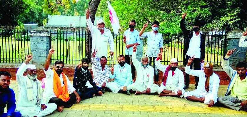Debt-ridden farmers' sit-in agitation | कर्जबाजारी शेतकऱ्यांचे ठिय्या आंदोलन