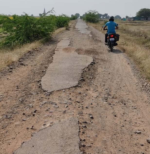 Bad condition of road from Shah to Wavi | शहा ते वावी रस्त्याची दुरवस्था