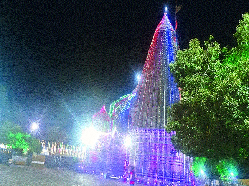 The crowd of devotees due to Trimbalakas | त्र्यंबकला सुट्यांमुळे भाविकांची गर्दी