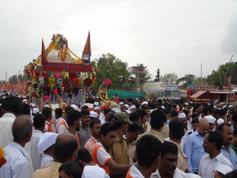 jagadguru Sant Tukaram Maharaj's Palkhi in varvand | जगद्गुरु संत तुकाराम महाराजांच्या पालखी सोहळ्याचे वरवंडनगरीत स्वागत   