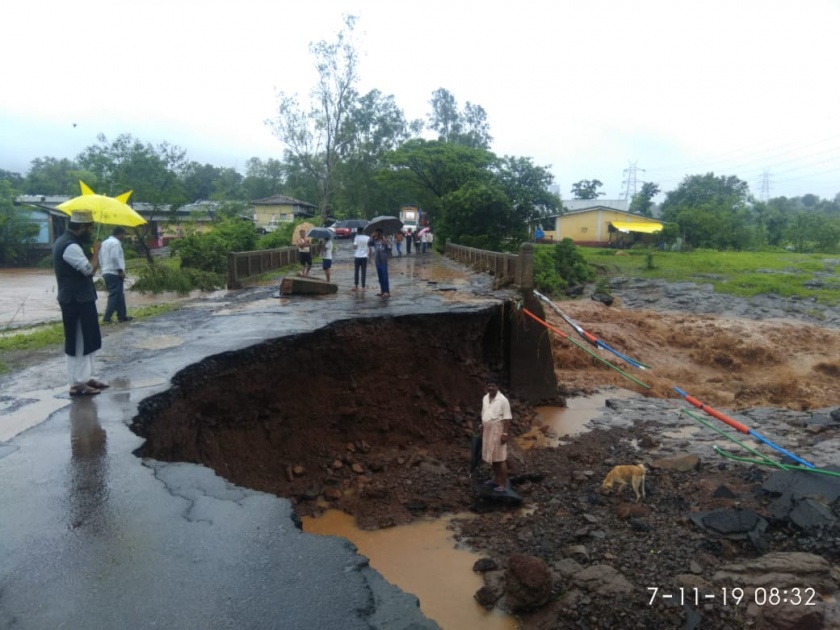 A breakthrough on the Morchundi road due to rain | पावसामुळे मोरचुंडी रस्त्याला भगदाड