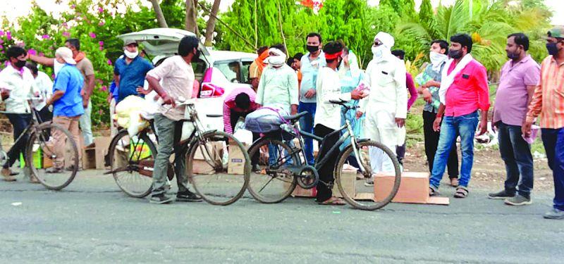 LockDown Effect: Employment Deprived; Gorakhpur laborers going on Bycycle | LockDown Efect : रोजगार हिरावला; गोरखपूरच्या मजूरांची सायकलवारी
