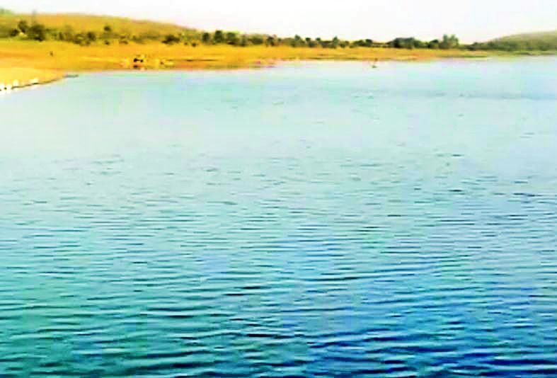 If you do not get remuneration, then take water supply in Malatpur lake | मोबदला न मिळाल्यास मलातपूर तलावात जलसमाधी घेणार