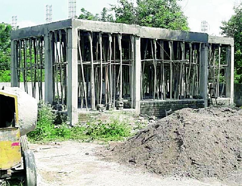 Defective construction of veterinary hospital | पशुवैद्यकीय दवाखान्याचे सदोष बांधकाम