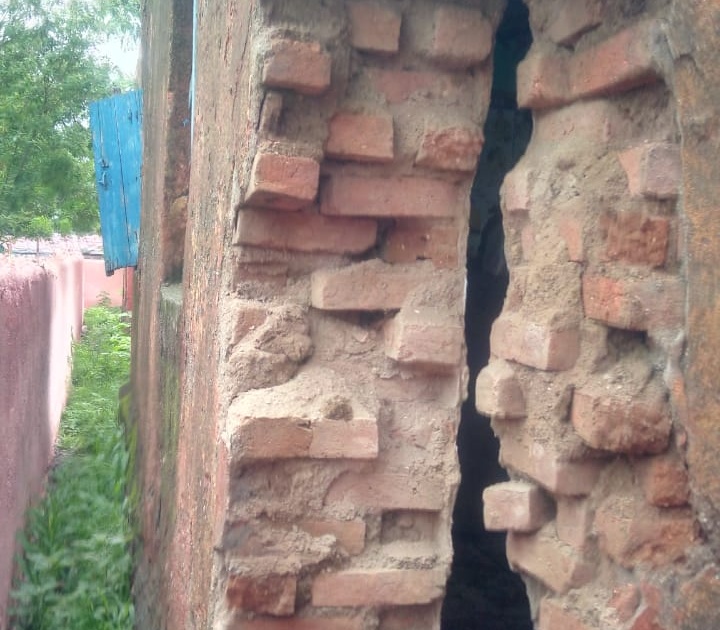 The wall of the Anganwadi building collapsed with rain | अंगणवाडी इमारतीची भिंत पावसाने ढासळली