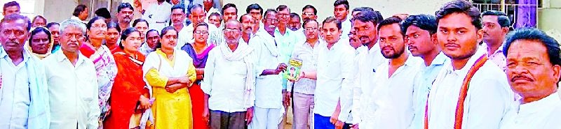Gautamani Congratress 'CM' Book Visit | घाटंजी काँग्रेसतर्फे ‘सीएम’ना पुस्तक भेट