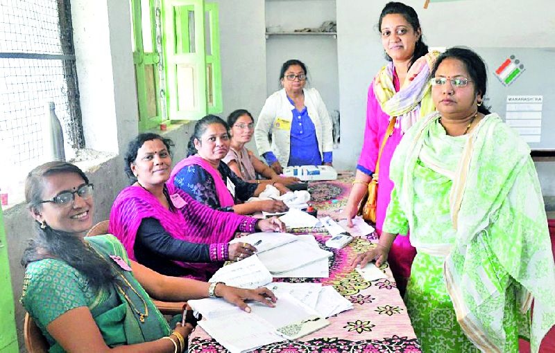 Lok Sabha Election 2019; Polling booths run by women | Lok Sabha Election 2019; महिलांनीच चालविले मतदान केंद्र