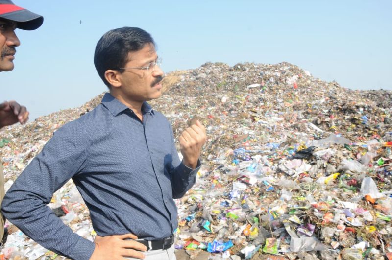Tukaram Mundhe gives a sudden visit to the waste project | आयुक्त तुकाराम मुंढे अचानक पोहचले डम्पिंग यार्डवर