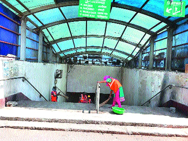  Cleanliness of the underground pedestrian tract at Dwarka | द्वारकावरील भुयारी पादचारी मार्गाची सफाई