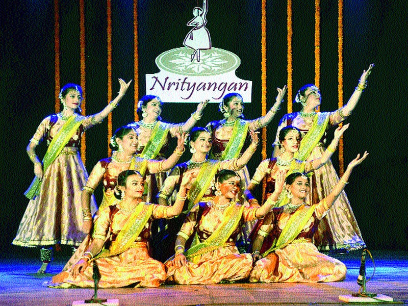  Audience views won by Kathak dancewoman | कथक नृत्याविष्कारांनी  जिंकली प्रेक्षकांची मने