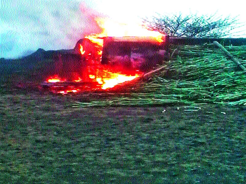 Wheat truck fire broke out on Jamdari jat | जामदरी फाट्यावर उसाचा ट्रक जळून खाक