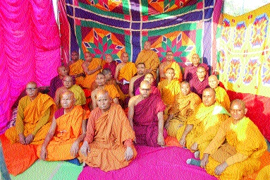 Seasonal fasting of Bhikkhu Sangh in Aurangabad | औरंगाबादमध्ये भिक्खू संघाचे बेमुदत उपोषण;भिडे, एकबोटे यांना तात्काळ अटक करण्याची केली मागणी
