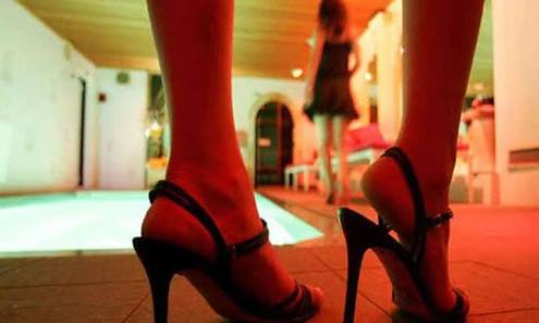 Online high profile prostitution business by bank managers, software engineers | बँक मॅनेजर, सॉफ्टवेअर इंजिनिअर चालवायचे ऑनलाईन हायप्रोफाईल वेश्या व्यवसाय