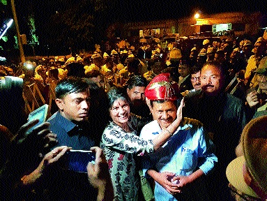 Workers flocked to Aurangabad to meet Kejriwal | औरंगाबादेत केजरीवाल यांना भेटण्यासाठी कार्यकर्त्यांची उडाली झुंबड