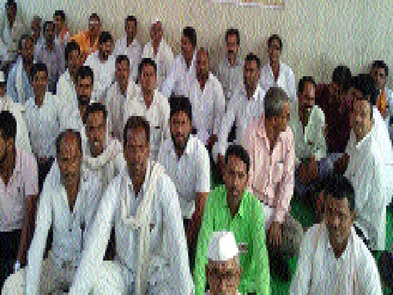 Farmer movement before Maharashtra Rural Bank | महाराष्ट्र ग्रामीण बँकेसमोर शेतकऱ्यांचे आंदोलन
