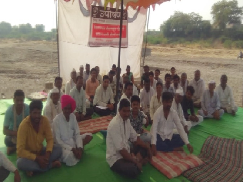 Fasting in the Godavari of the people of Poona Gunj | पाण्यासाठी गुंज येथील ग्रामस्थांचे गोदापात्रात उपोषण
