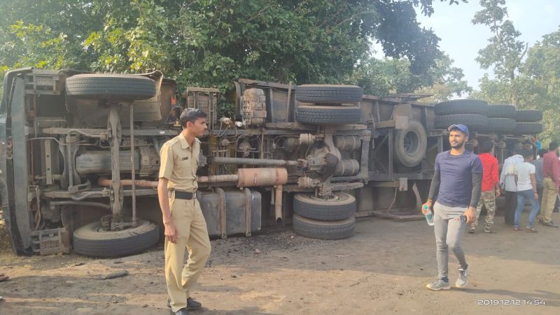Severe accident in Bhandara district; Vehicles under the truck | भंडारा जिल्ह्यात भीषण अपघात; ट्रकखाली दबली वाहने