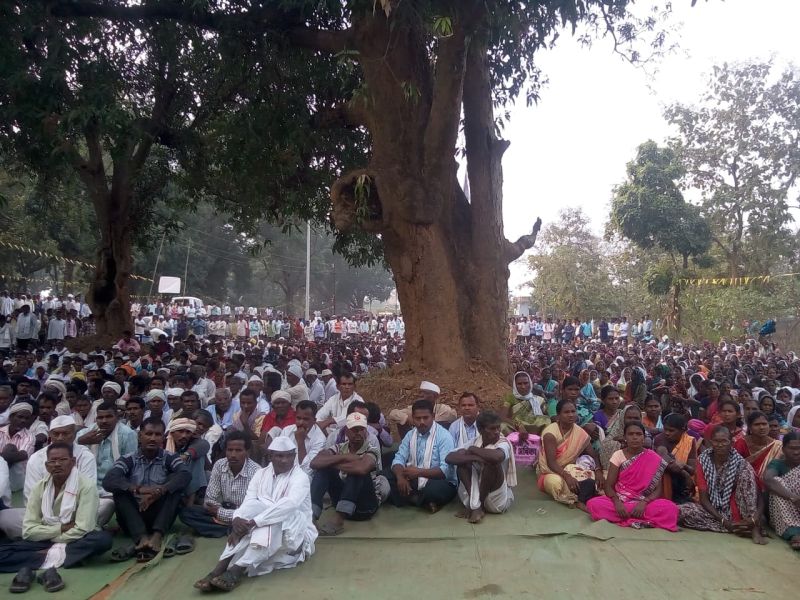Hundreds of tribals rally on tahasil office in Gadchiroli | गडचिरोलीतील कोरची तहसील कार्यालयावर थडकला शेकडो आदिवासींचा मोर्चा