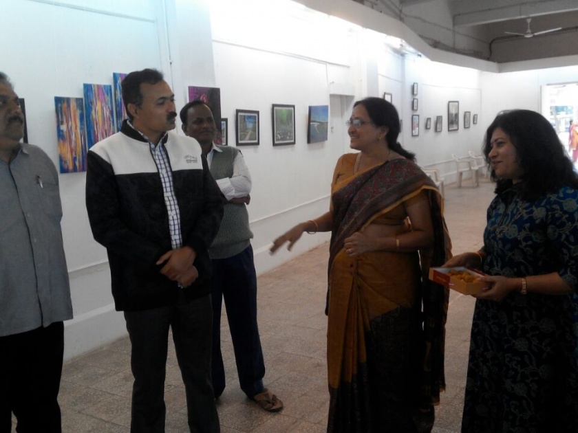 Nagpurians mesmerize by the artwork of Madhumati Varhadpande of Akola | अकोल्याच्या मधुमती वऱ्हाडपांडे यांच्या कलाविष्काराने नागपूरकर मंत्रमुग्ध