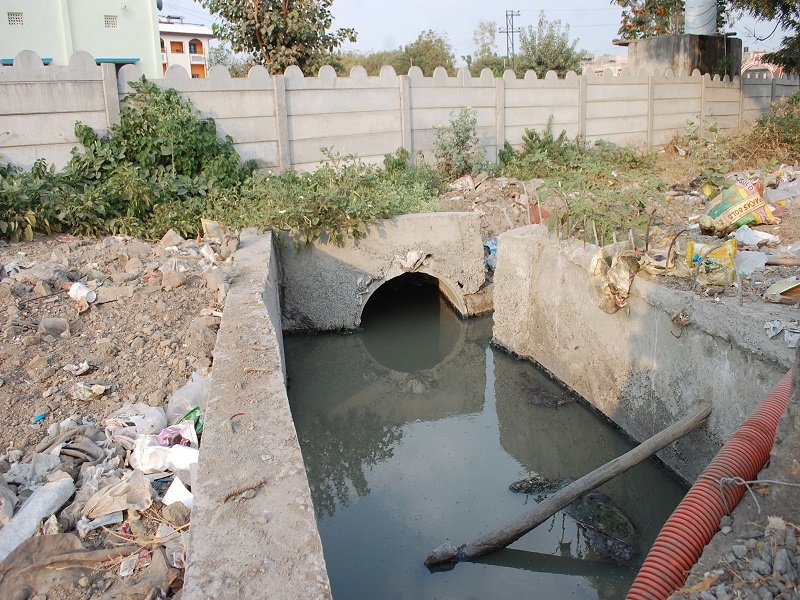 Drainage line work in Bajajnagar | बजाजनगरातील ड्रेनेजलाईनचे काम रखडले