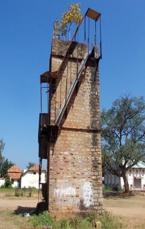 Rain count tower of British Era is in bad condition in Gadchiroli | गडचिरोलीतील ब्रिटिशकालीन पर्जन्यमापक टॉवर कोसळण्याच्या मार्गावर