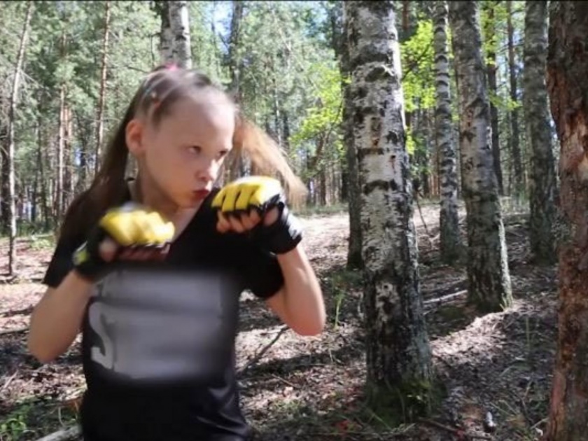 12 year old boxer girl punches a tree and tree falls down video goes viral on social media | वय वर्ष फक्त १२! या चिमुकलीने कोणत्याही साधनाशिवाय पाडले अख्खे झाड, कसे? पाहा Video