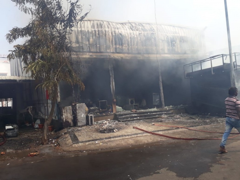 fire at electronic showroom in baramati | बारामतीत इलेक्ट्रॉनिक शोरूमला भीषण आग कोट्यावधी रूपयांचे नुकसान