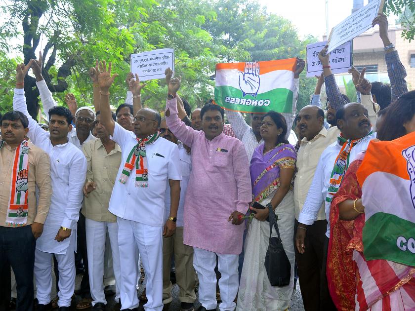 A demonstration in front of the District Collectorate on the Congress road protesting the corrupt BJP government | भ्रष्टाचारी भाजप सरकारच्या निषेधार्थ कॉँग्रेस रस्त्यावर, जिल्हाधिकारी कार्यालयासमोर निदर्शने