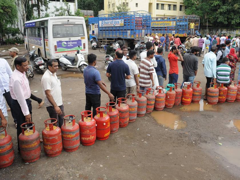 All day crews for gas cylinders, distribution to various locations; Reassurance to citizens | गॅस सिलिंडरसाठी दिवसभर रांगा, विविध ठिकाणी वितरण; नागरिकांना दिलासा