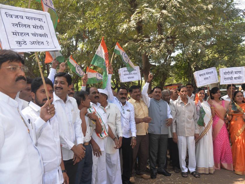 Opposition to protest against the protest, on the Congress road, near Collectorate office of Kolhapur | नोटाबंदी विरोधात कॉँग्रेस  रस्त्यावर, कोल्हापूर जिल्हाधिकारी कार्यालयासमोर निदर्शने