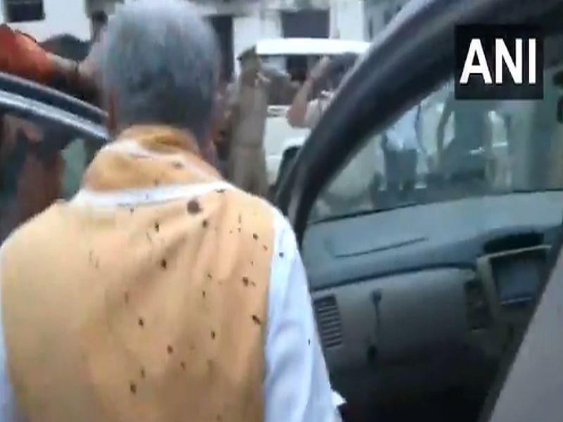 Video patna ink attack on union minister ashwini chaubey during pmch visit | केंद्रीय मंत्र्यावर अज्ञाताने फेकली शाई, पाहा व्हिडीओ