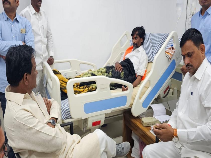 Raosaheb Danve, Narayan Kuche visited Manoj Jarange Patal in the hospital | रावसाहेब दानवे, आ.नारायण कुचेंनी घेतली मनोज जरांगे पाटलांची रुग्णालयात जाऊन भेट