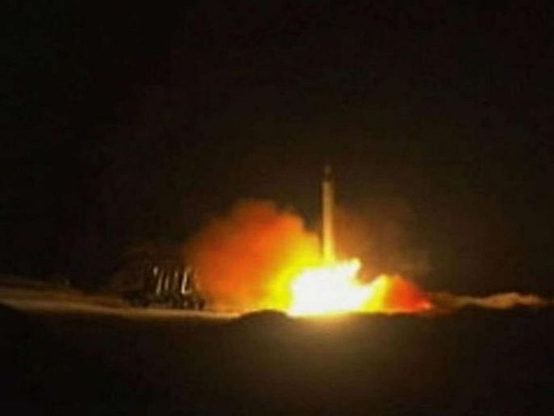 At least one rocket hits near Iraq base hosting US forces: police | Iran - US News : इराकच्या लष्करी तळावर पुन्हा एकदा रॉकेट हल्ला