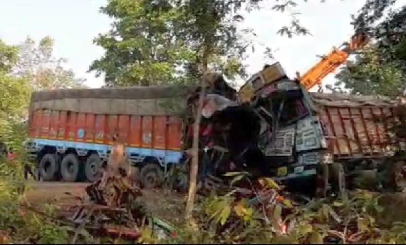 driver killed in the accident as two trucks collided head-on near sakoli | accident : दोन ट्रकची समोरासमोर धडक, एक ठार